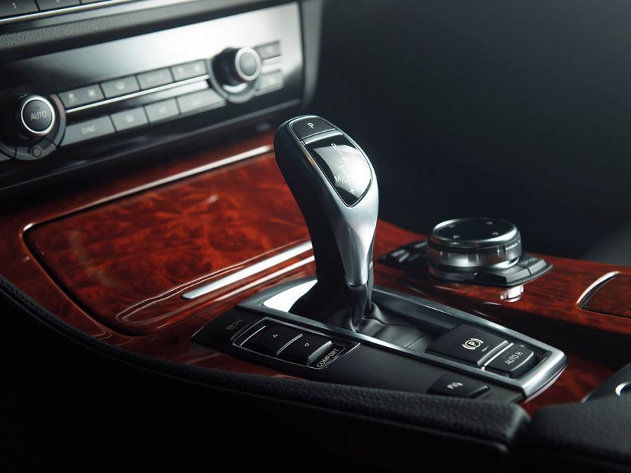 Детали интерьера Alpina B5 Bi-Turbo Limousine (F10) 2013 года  (фото 3 из 16)
